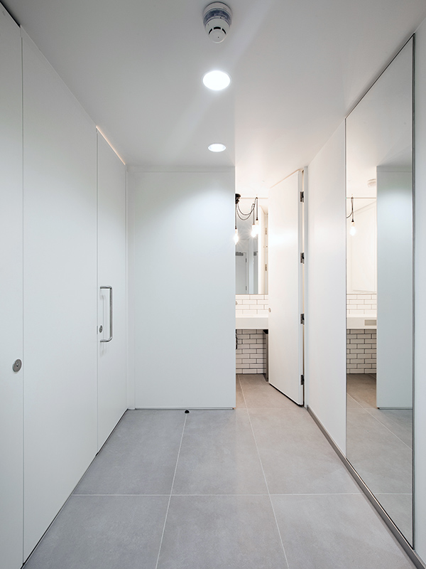 Shadbolt-white_laminated_washroom_cubicles installed_at_8_Devonshire_Square_London